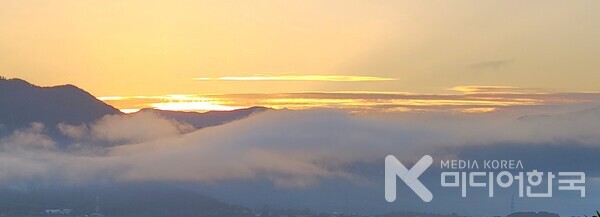 사진 설명 : 아침 운해에 잠긴 구례읍과 지리산 일출이 선경이다