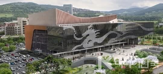 2025년 10월 31일에서 11월 1일까지, 제32차 APEC 정상회의를 개최하는 경주 화백컨벤션센터다.