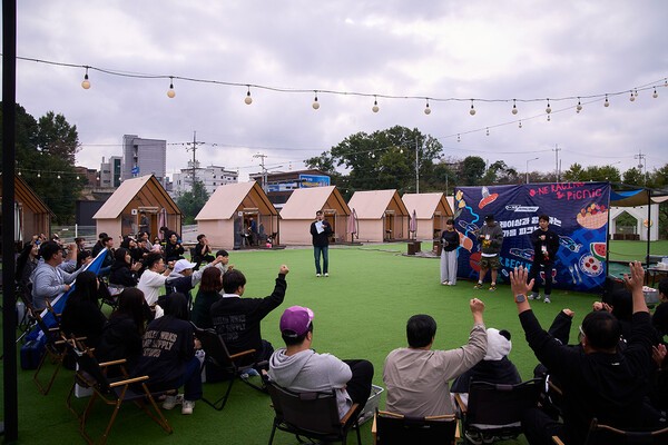 2025 오네 레이싱 팬미팅 참가자들이 레크리에이션을 하고 있다.