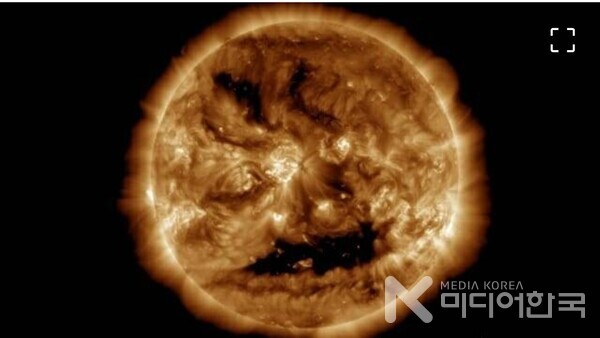 태양의 밝은 활동 영역과 어두운 코로나 구멍이 합쳐져 할로윈에 자주 보이는 호박 모양 등 얼굴이 나타났다.이 사진은 NASA 태양 역학 관측소가 지난 28일에 촬영했다. (출처=NASA/SDO)