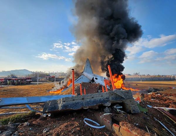 2024년 12월 29일 대한민국 무안국제공항에서 발생한 제주항공 2216편 추락 사고 현장 모습(제공=허만 로그룹)