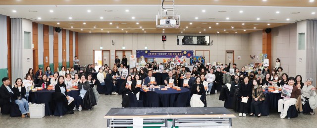 지난 11월 21일에 진행한 ‘책볶음밥 성과공유회’ 현장 참석자 단체사진 모습