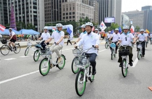 서울시 공공자전거 박시장만 안전제일! .... 시민들은 사고 나든 말든 따릉이 헬멧도 없이
